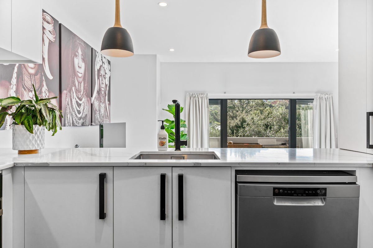 11/19 Langana Avenue, Browns Bay, Auckland - Carousel 2