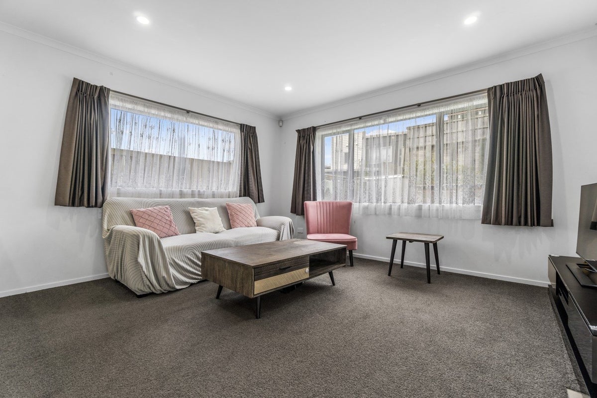 59 Ridgedale Crescent, Flagstaff, Hamilton - Carousel 2