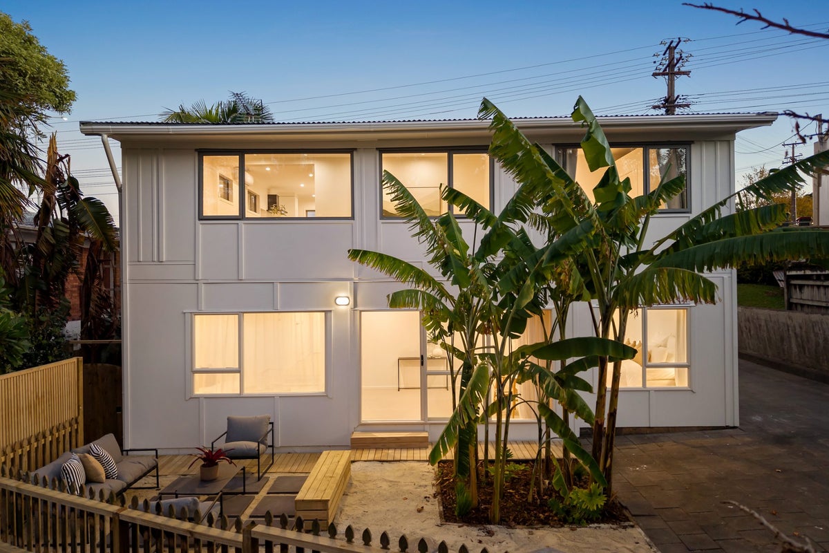 583 East Coast Road, Browns Bay, Auckland - Carousel 1
