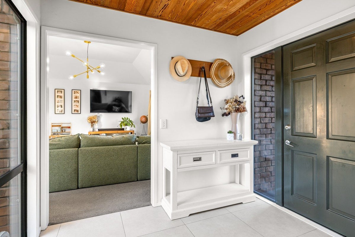 2 Royal Elm Lane, Bryndwr, Christchurch - Carousel 2