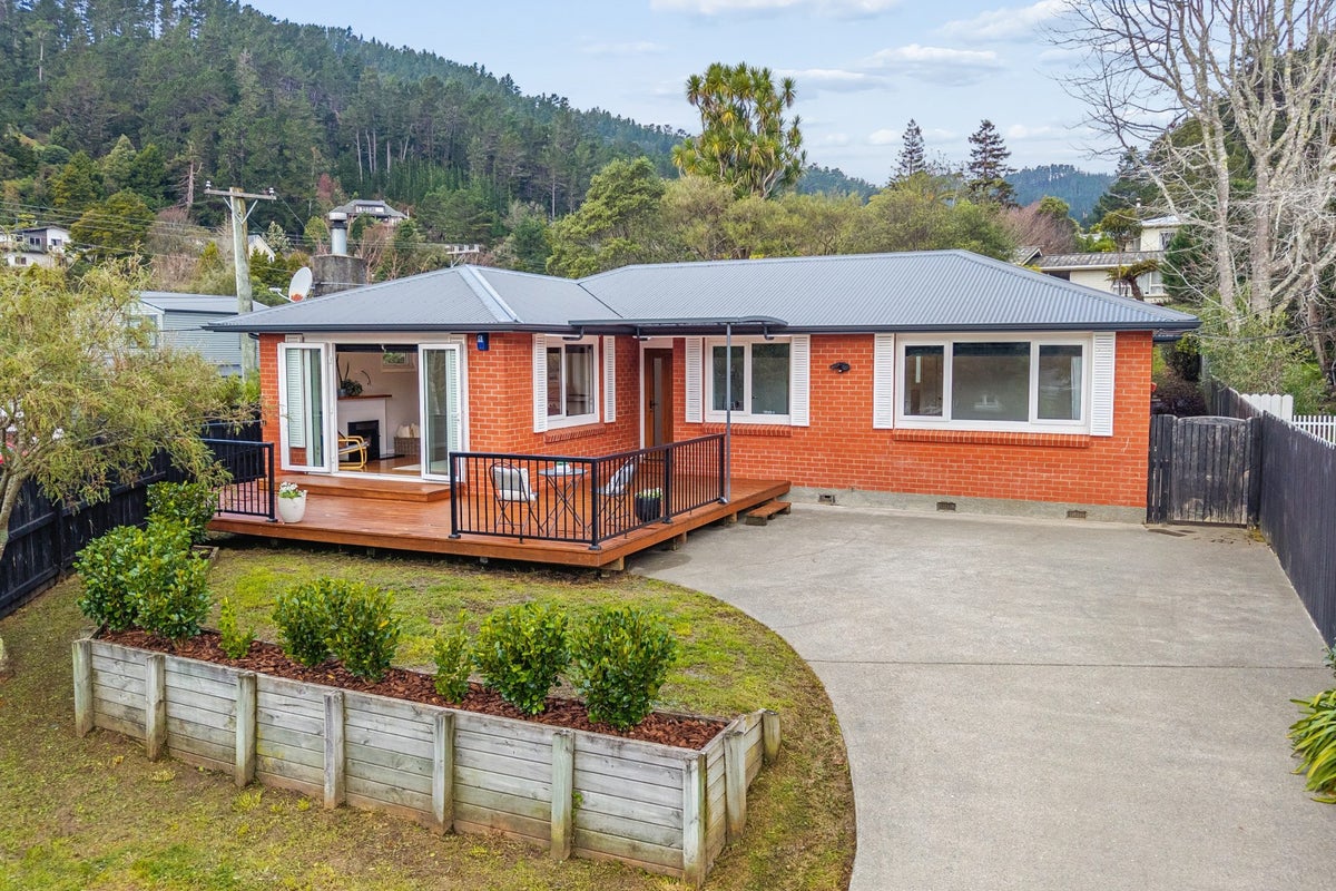 12 Forest Road, Pinehaven, Upper Hutt - Carousel 1