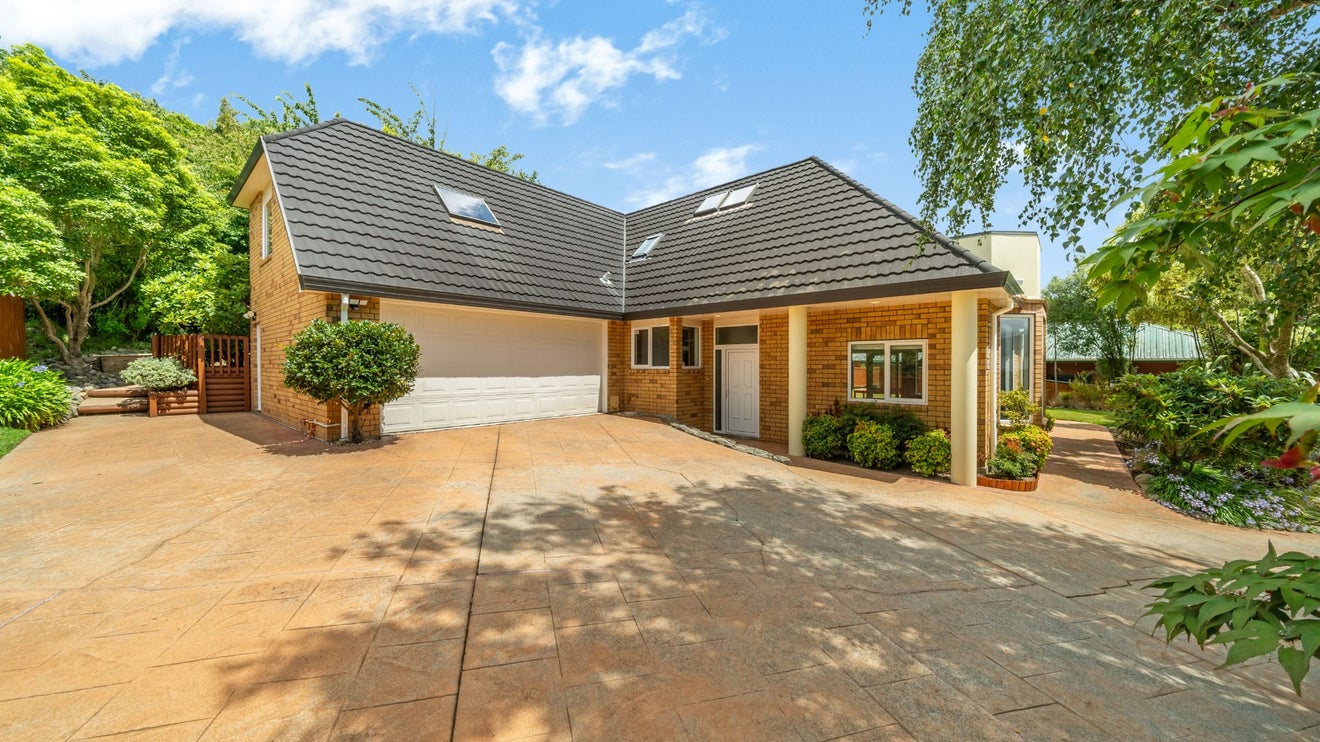 7 Carlow Grove, Birchville, Upper Hutt - Carousel 1