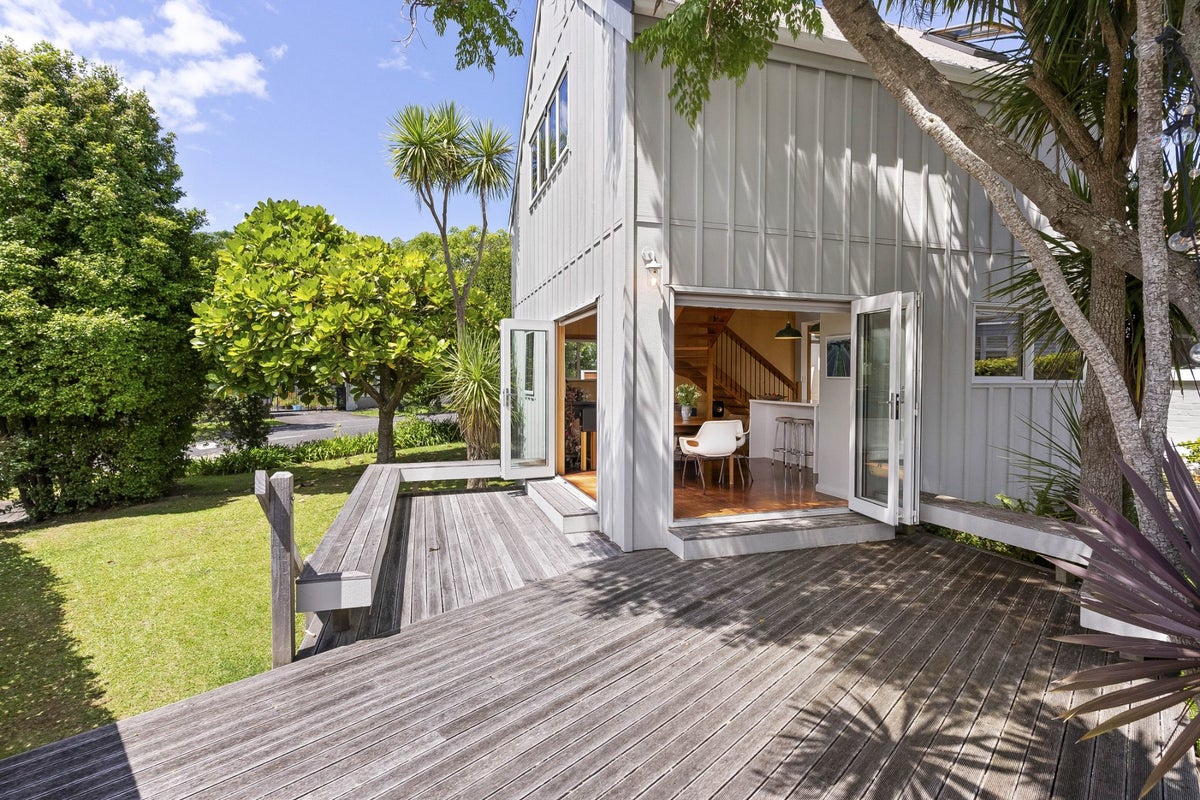 7 Kanuka Street, Point Chevalier, Auckland - Carousel 1
