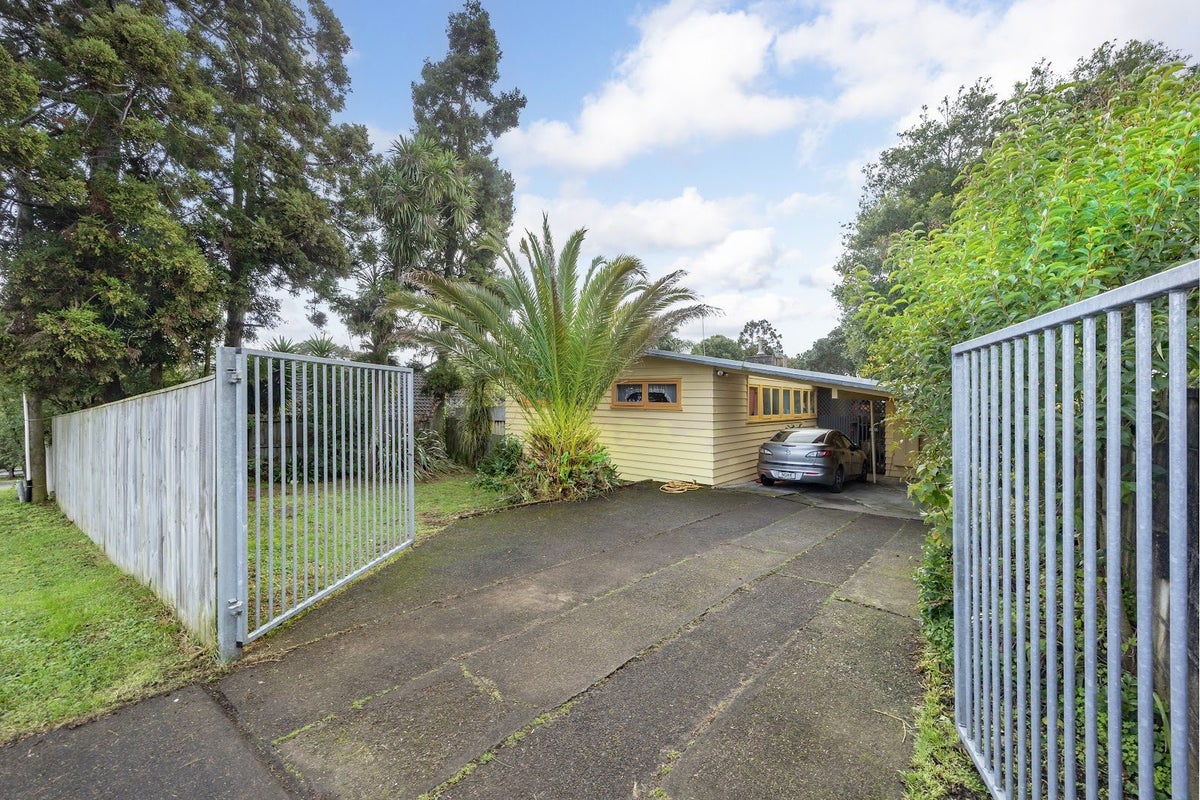 31 Taipari Road, Te Atatu Peninsula, Auckland - Carousel 2