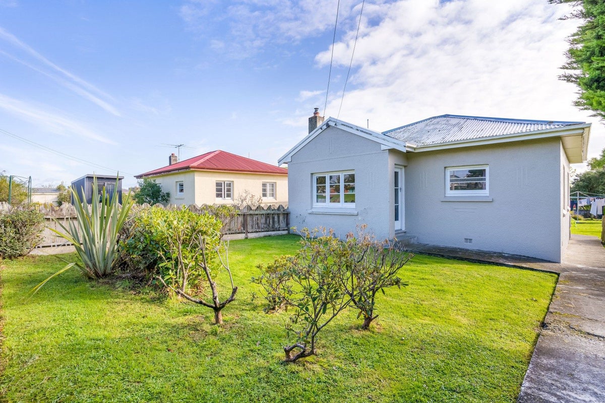 12 McCaughan Street, Browns, Winton - Carousel 14