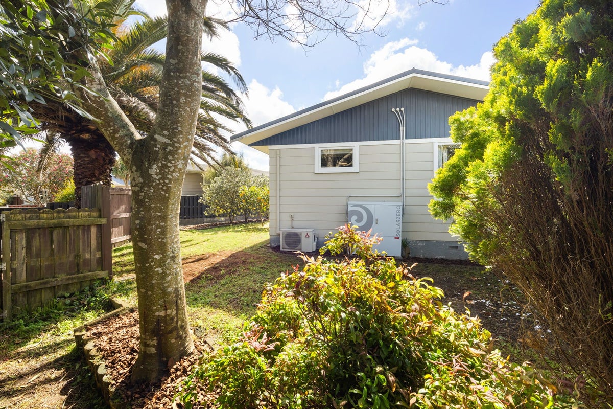 30 Deanwell Avenue, Deanwell, Hamilton - Carousel 18