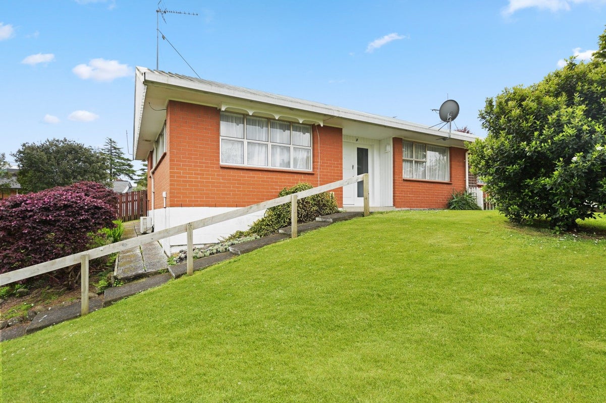 13B Lorraine Place, Glenview, Hamilton - Carousel 2