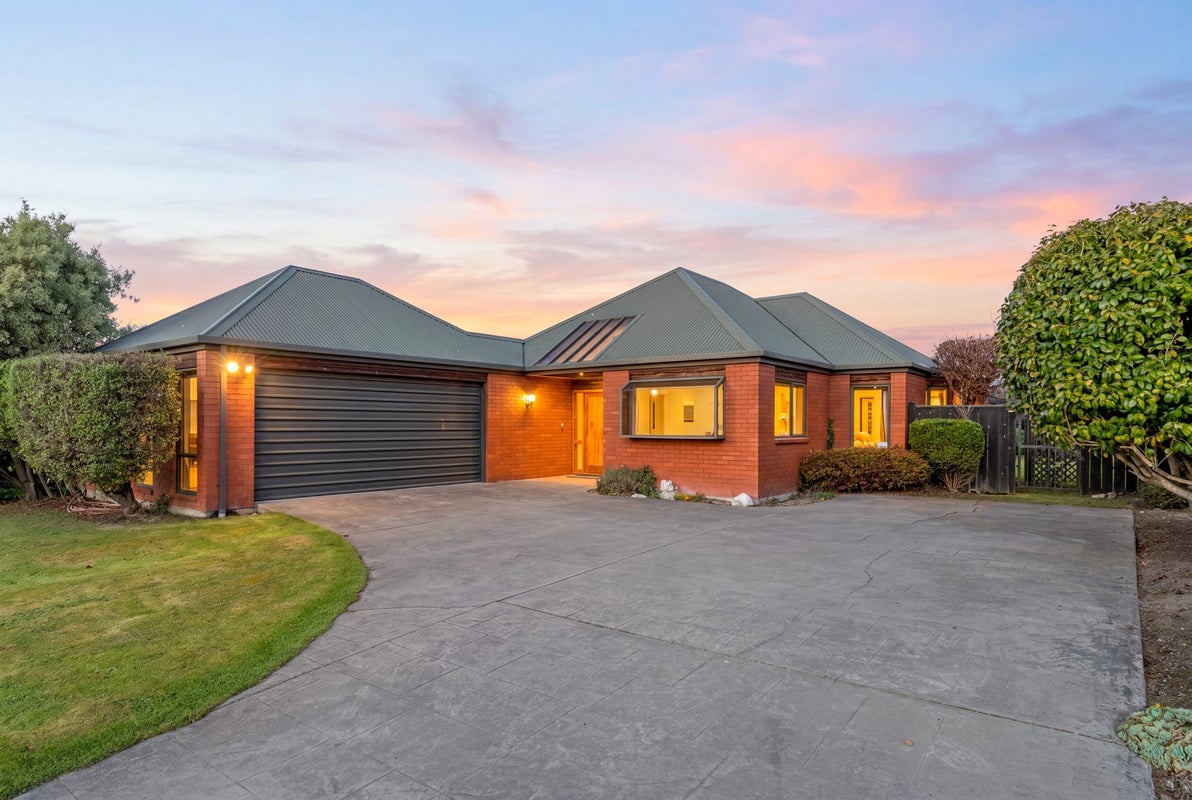 4 Amesbury Mews, Avonhead, Christchurch - Carousel 1