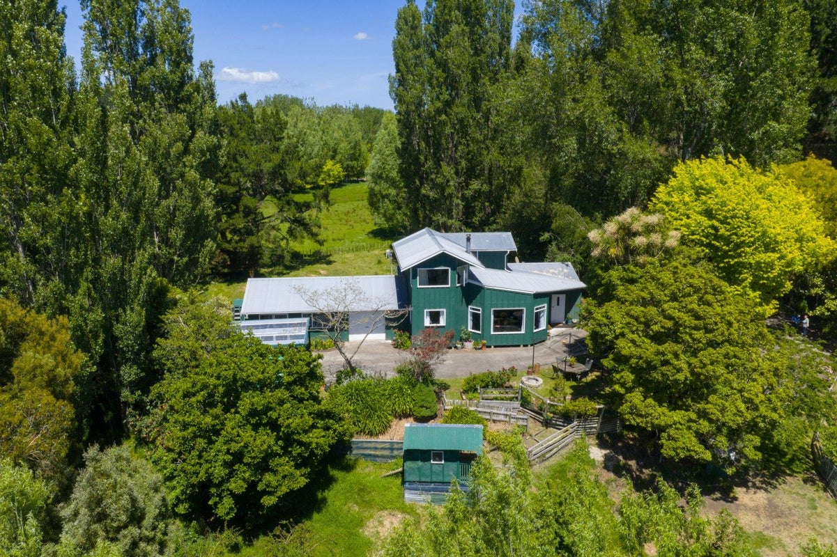 7 Poplar Grove, Bulls, Bulls - Carousel 1