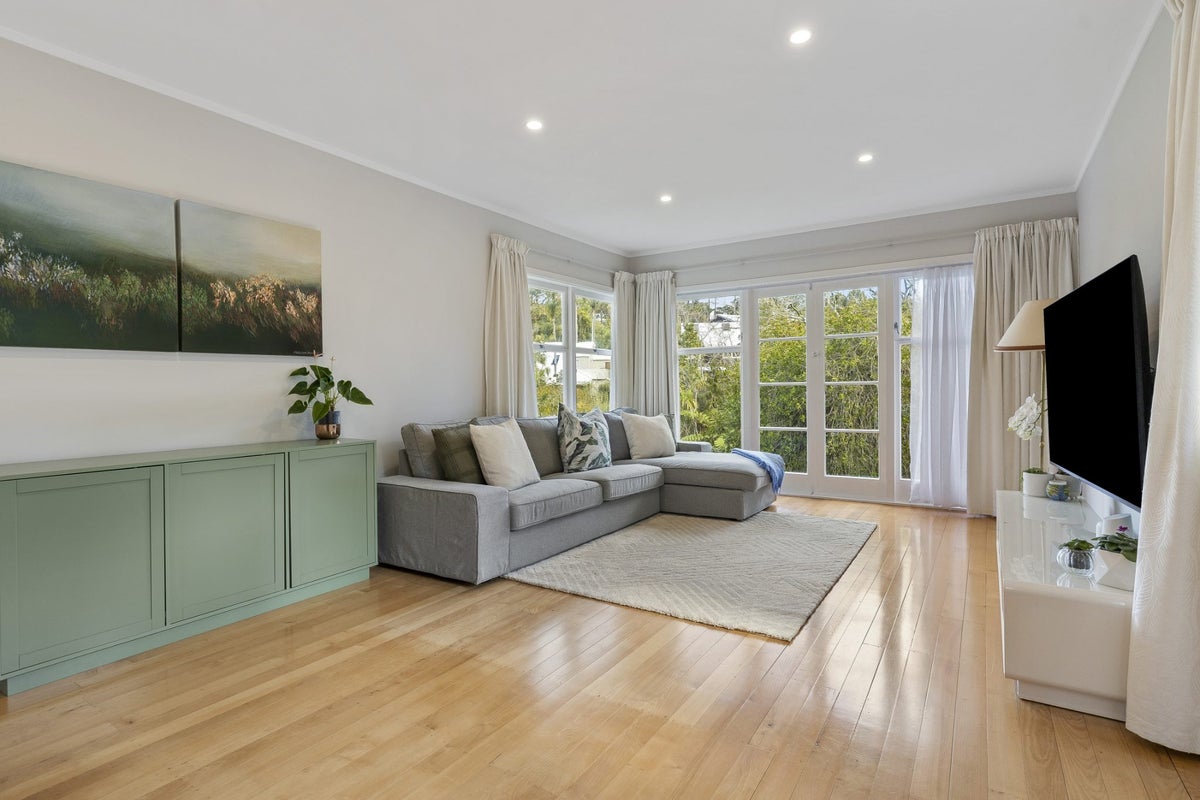 98 Beach Road, Castor Bay, Auckland - Carousel 2