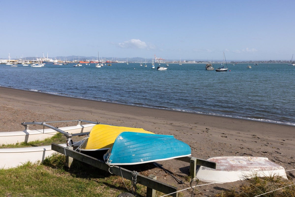 1B The Mall, Mount Maunganui - Carousel 25