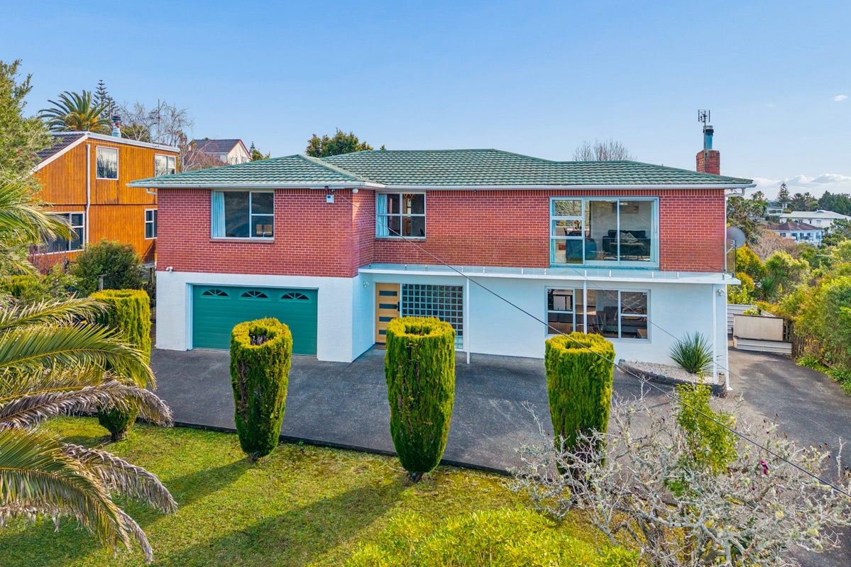 6 Fairmount Road, Titirangi, Auckland - Carousel 1