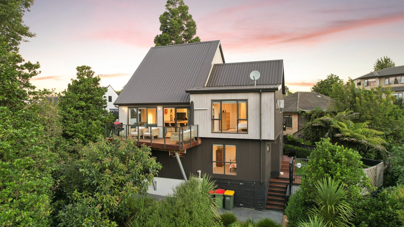 2B Edgecumbe Street, Whitiora, Hamilton - Carousel 2