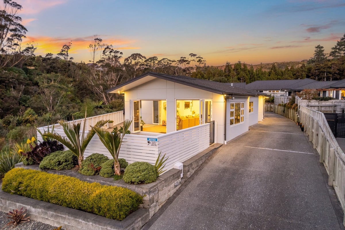 62 Banks Boulevard, Whitby, Porirua - Carousel 1