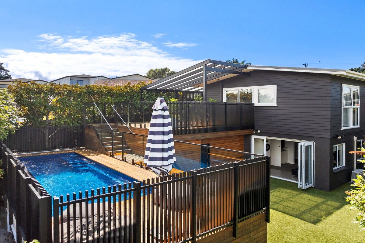 25 Barron Drive, Green Bay, Auckland - Carousel 1