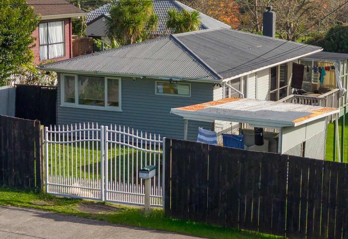 39 Newington Road, Henderson, Auckland - Carousel 1