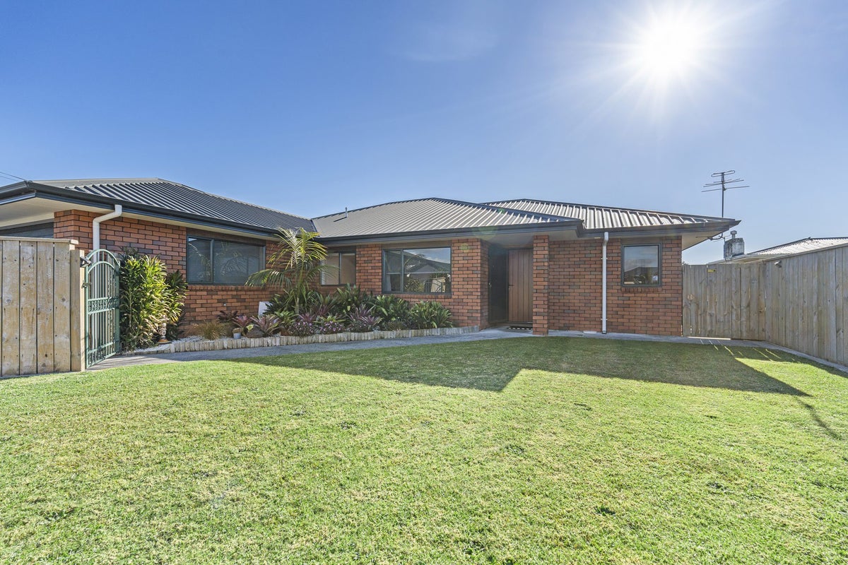 11 Wilton Street, Westown, New Plymouth - Carousel 1