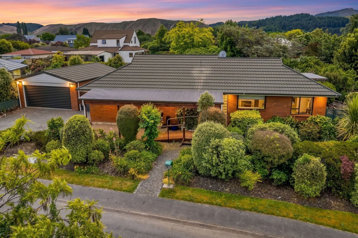 4 Franklyn Close, Wakefield - Carousel 1