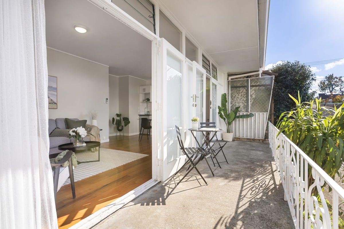 2/68 Ireland Road, Panmure, Auckland - Carousel 1