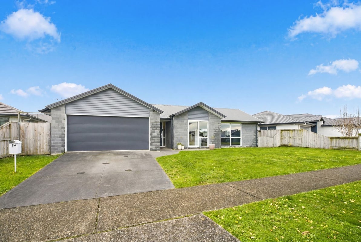 96 Penetaka Heights, Pyes Pa, Tauranga - Carousel 1