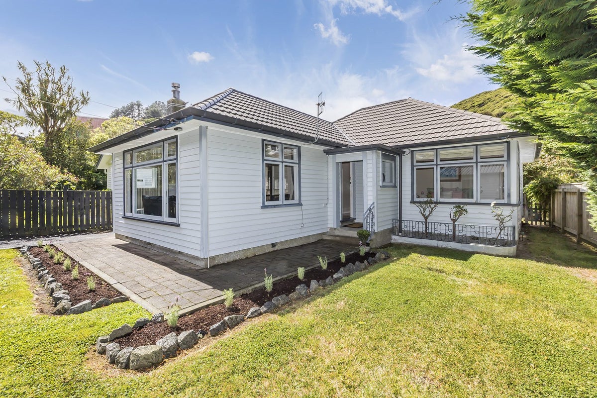 64 Airlie Road, Plimmerton, Porirua - Carousel 1