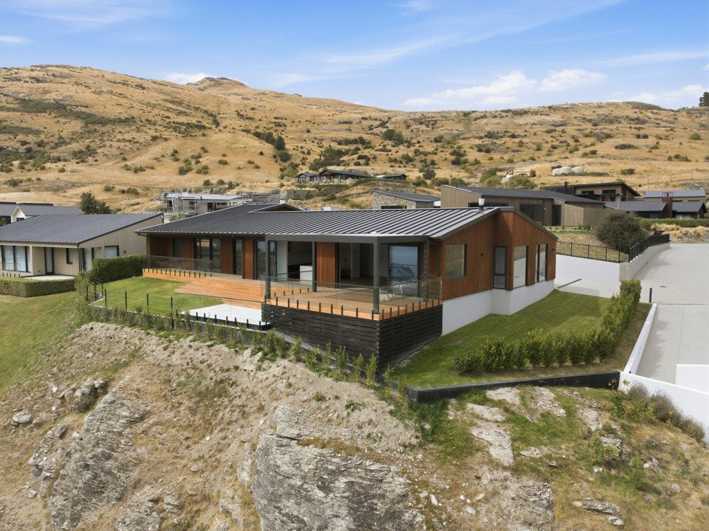 6 Red Deer Rise, Kelvin Heights, Queenstown - Carousel 1