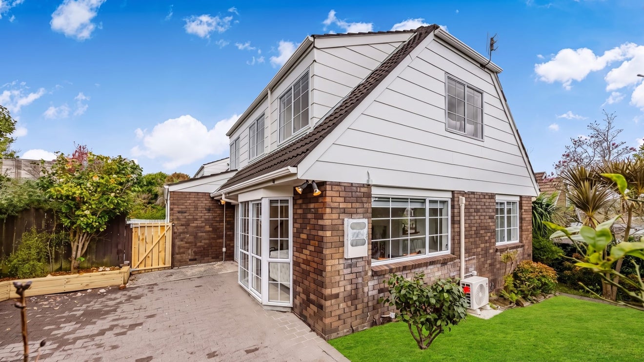1/5 Kadina Place, Botany Downs, Auckland - Carousel 1