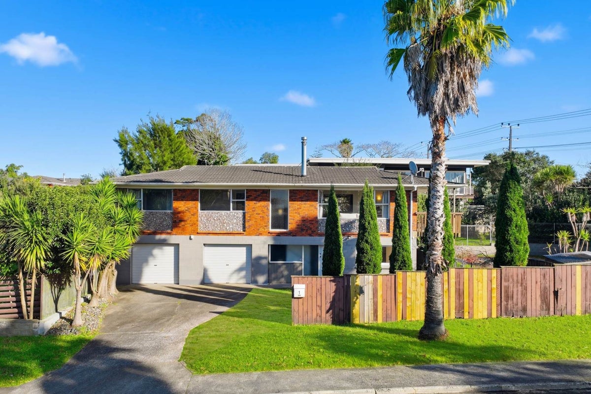 1 Cyclarama Crescent, Massey, Auckland - Carousel 2
