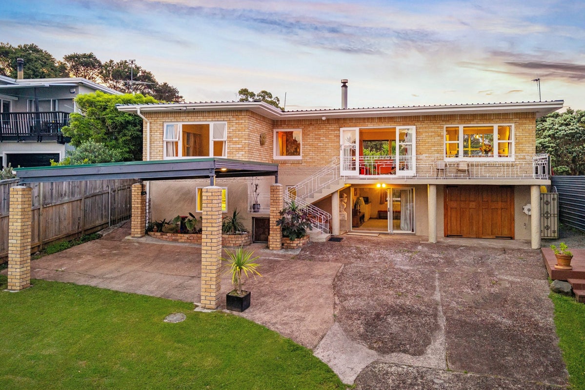 10 Rauhuia Crescent, Parau, Auckland - Carousel 1