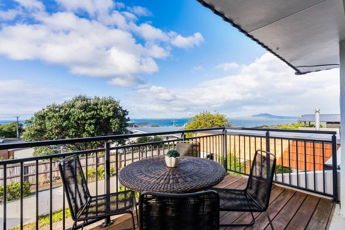 1/95 Aberdeen Road, Castor Bay, Auckland - Carousel 1