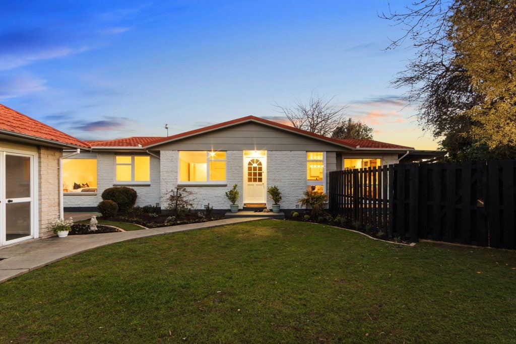 15 Denniston Crescent, Redwood, Christchurch - Carousel 1