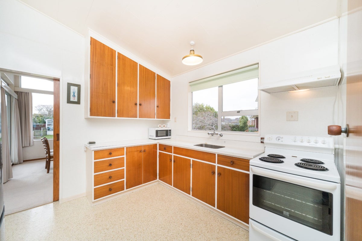 12 Kapiti Place, Awapuni, Palmerston North - Carousel 2