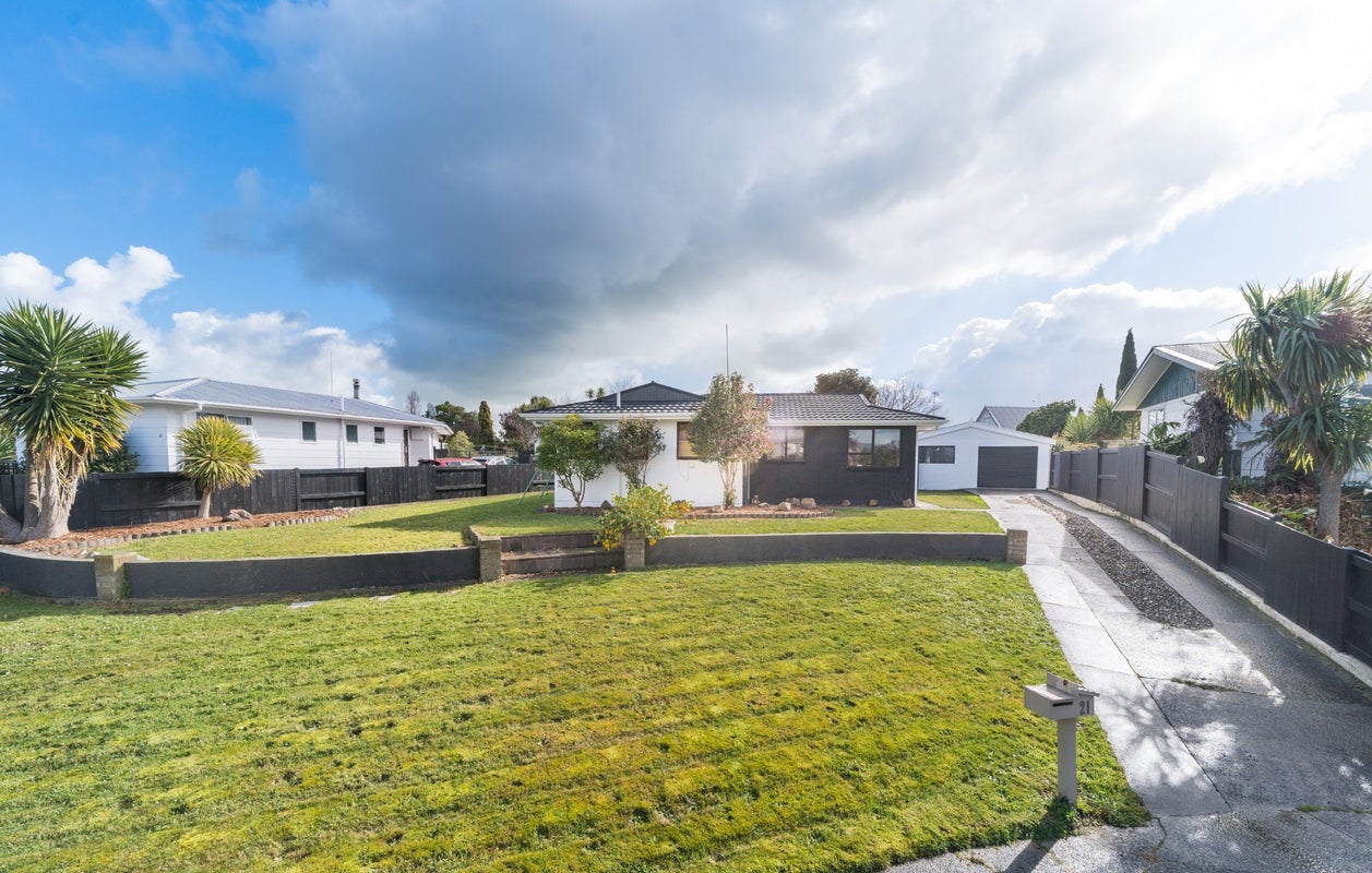 21 Lyndale Place, Kelvin Grove, Palmerston North - Carousel 1