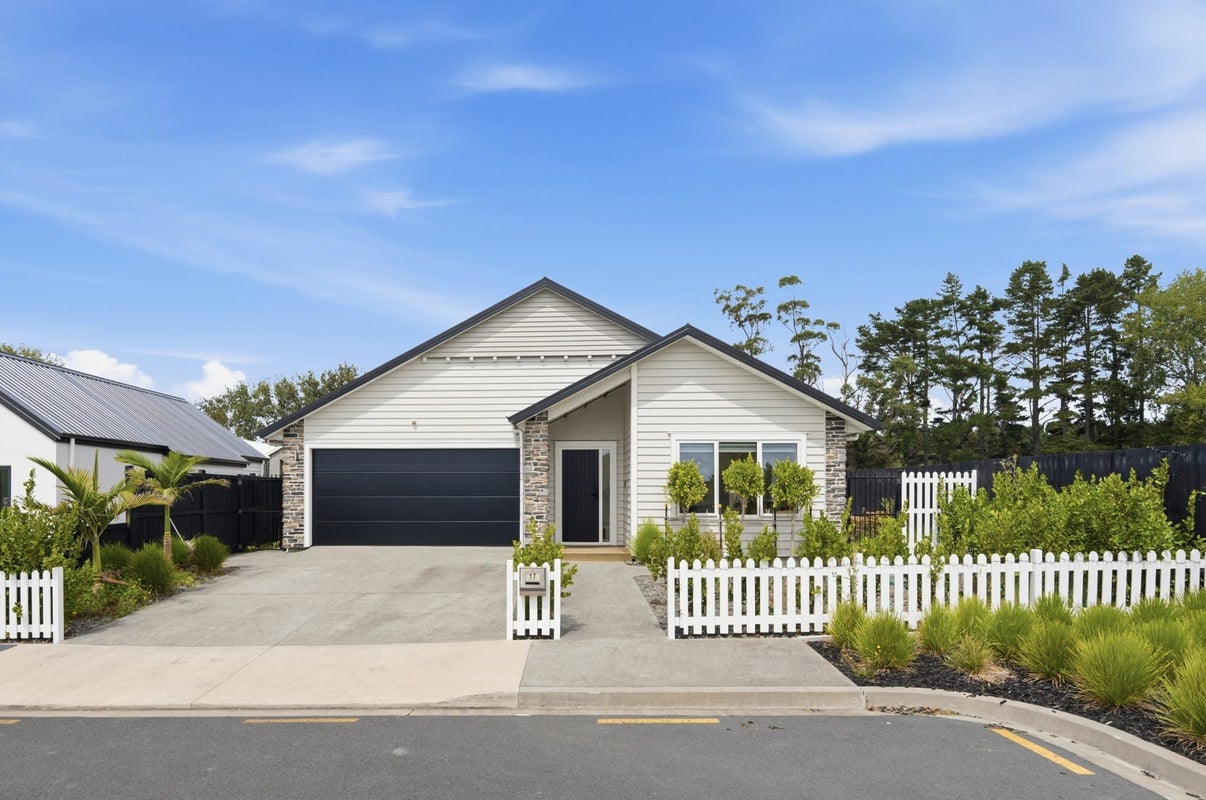 17 Smithson Street, Wainui, Wainui - Carousel 1