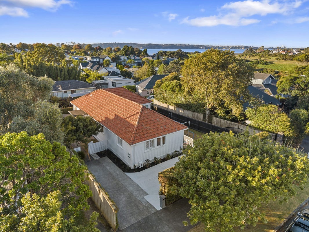 58 Wainui Avenue, Point Chevalier, Auckland - Carousel 1