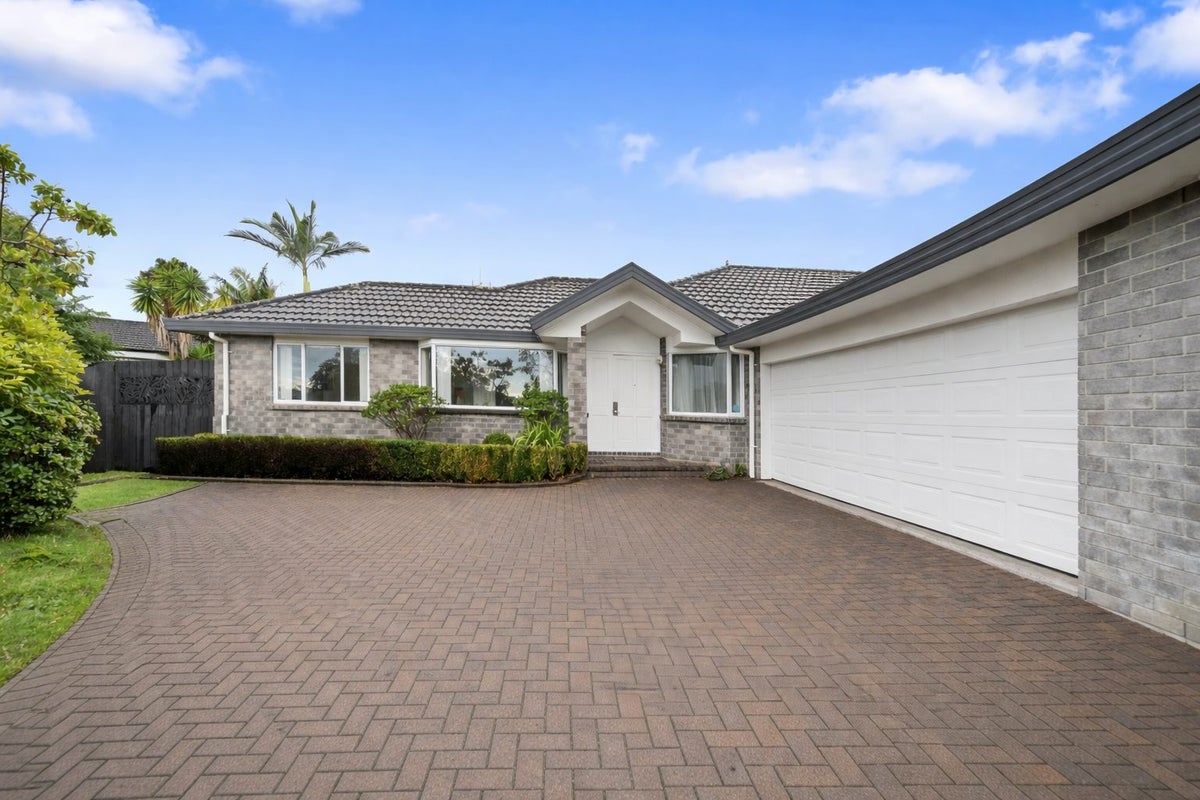 11 Flora Place, Wattle Downs, Auckland - Carousel 1