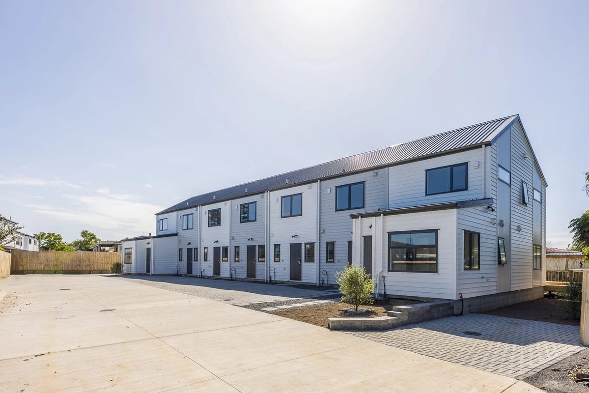 6/8 Blanes Road, Weymouth, Auckland - Carousel 1