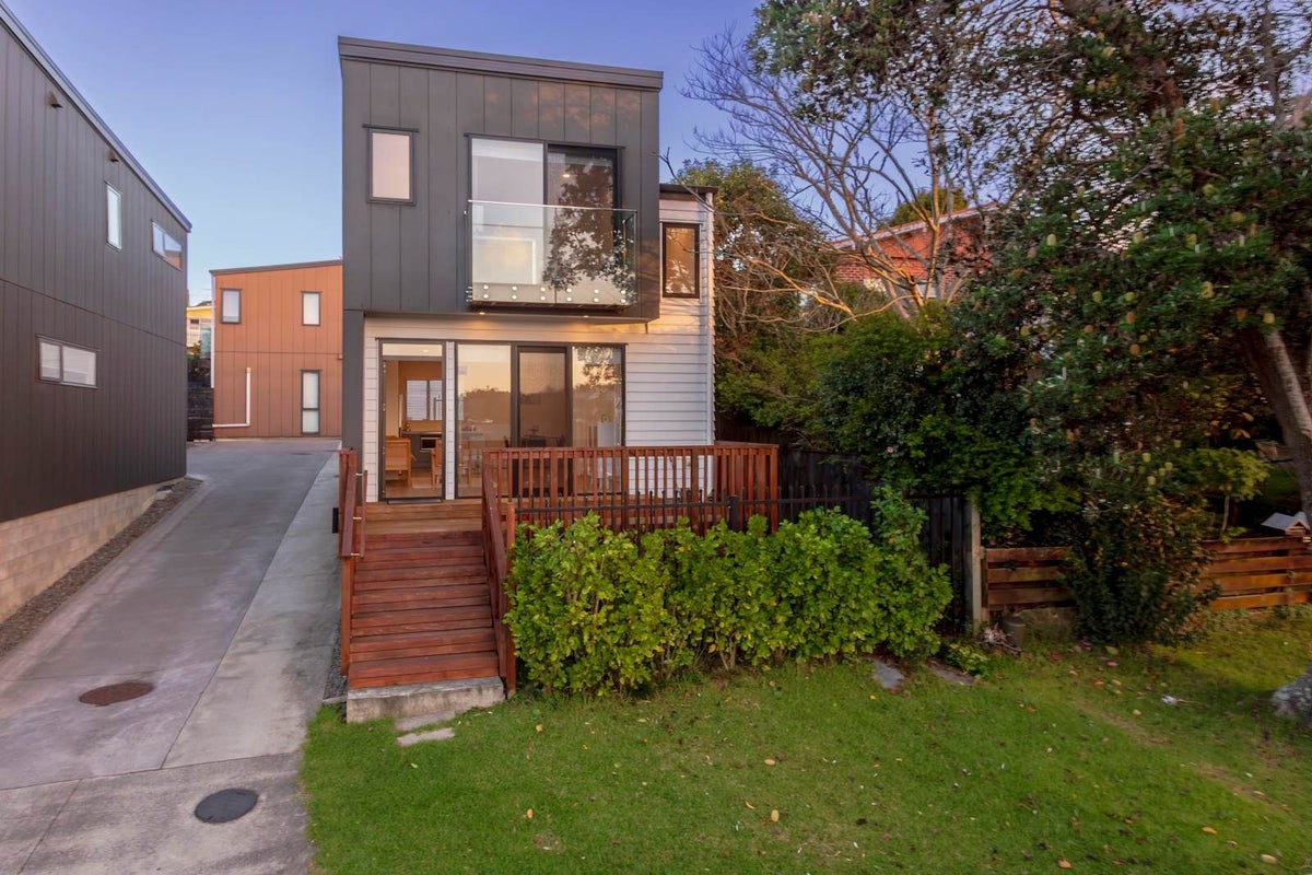 2/20 Eban Avenue, Hillcrest, Auckland - Carousel 1