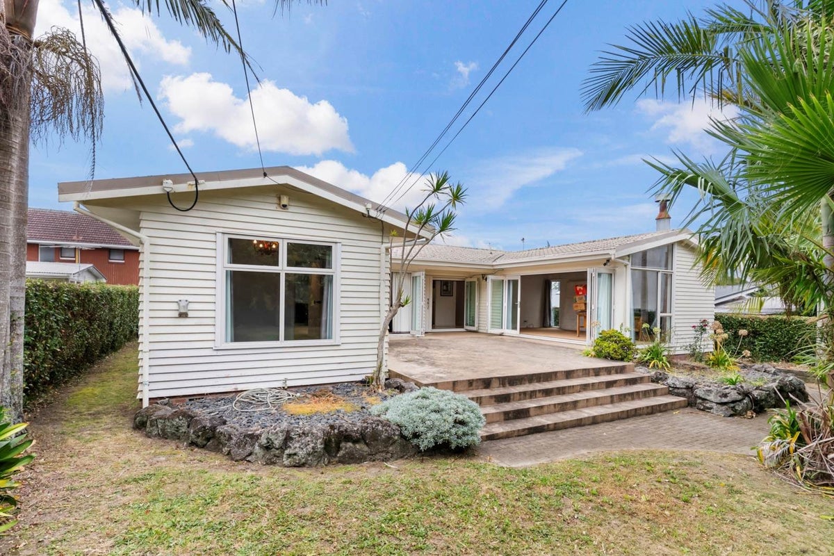 11 Exmouth Road, Northcote, Auckland - Carousel 1