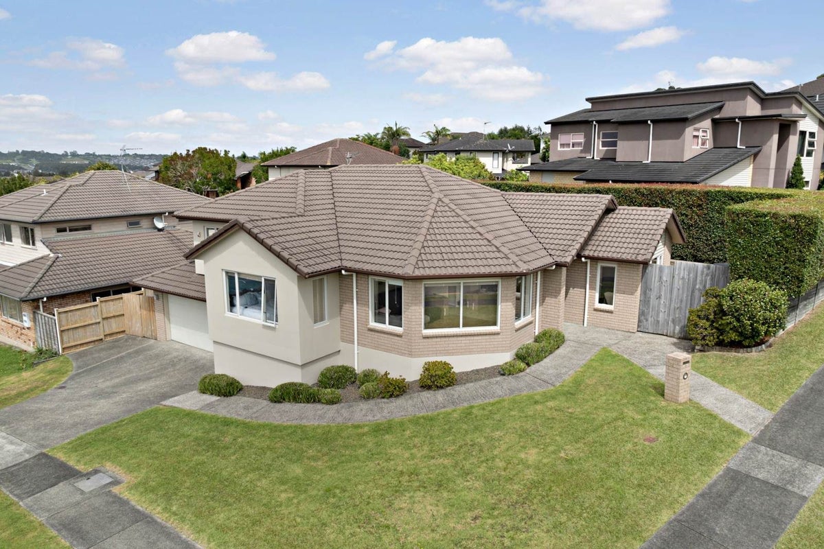 2 Leburn Crescent, Flat Bush, Auckland - Carousel 1