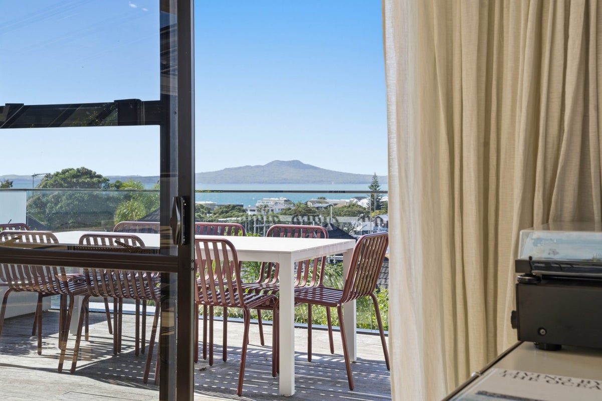 2/11 Seaview Road, Castor Bay, Auckland - Carousel 1