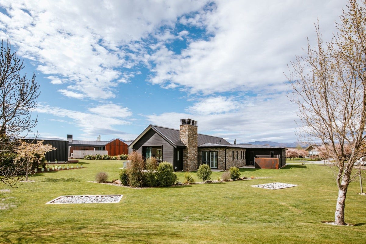 3 Parkview Street, Wanaka - Carousel 1