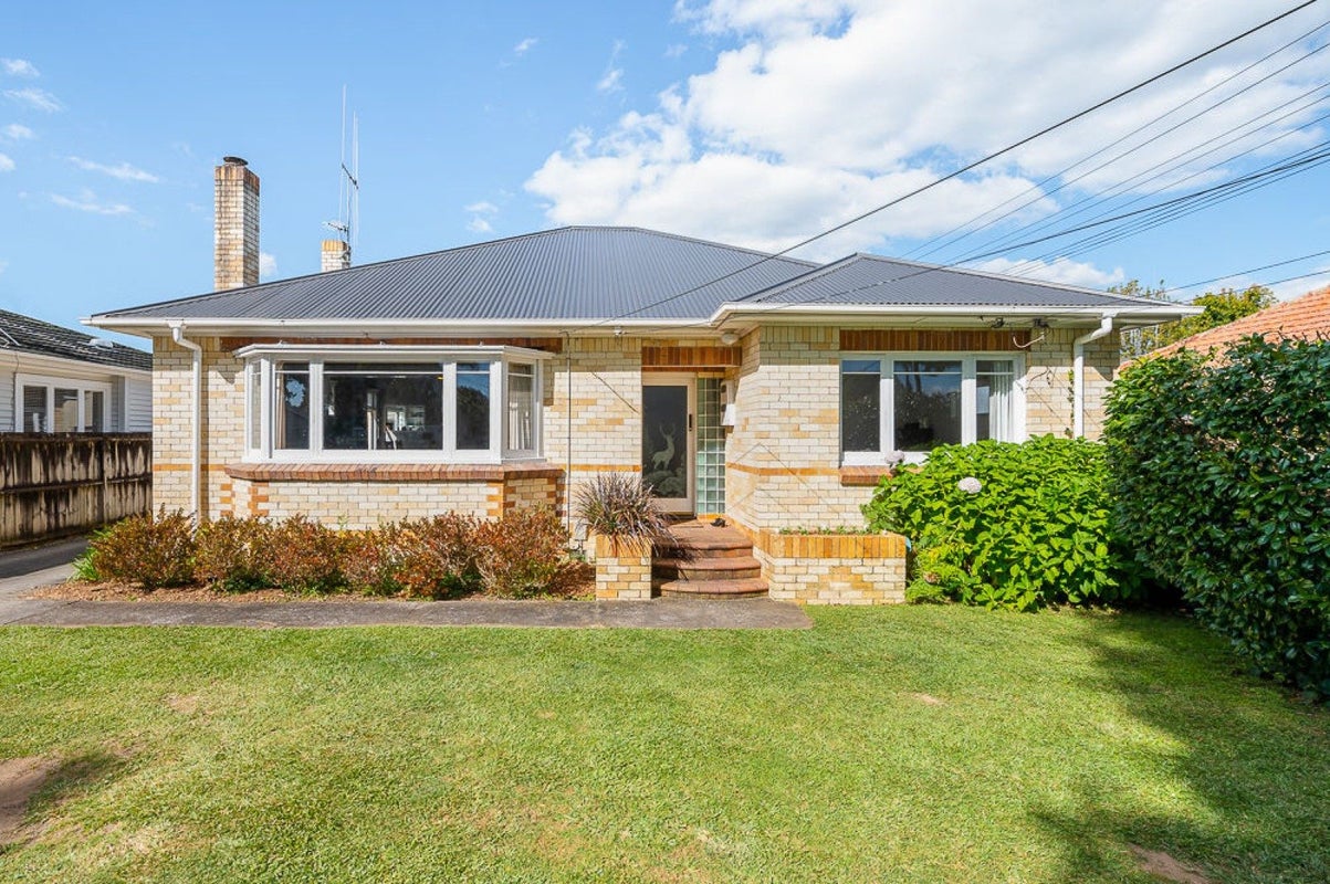 64 Galloway Street, Hamilton East, Hamilton - Carousel 1