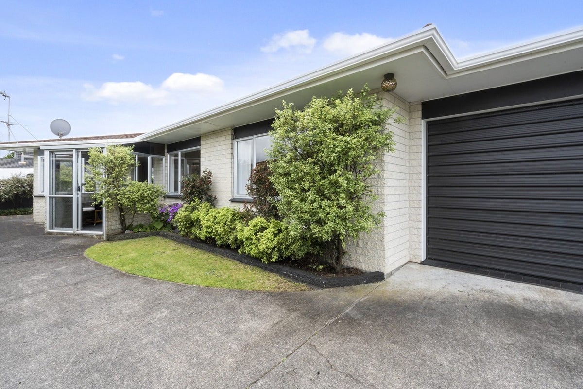 3/3 Union Street, Merrilands, New Plymouth - Carousel 2