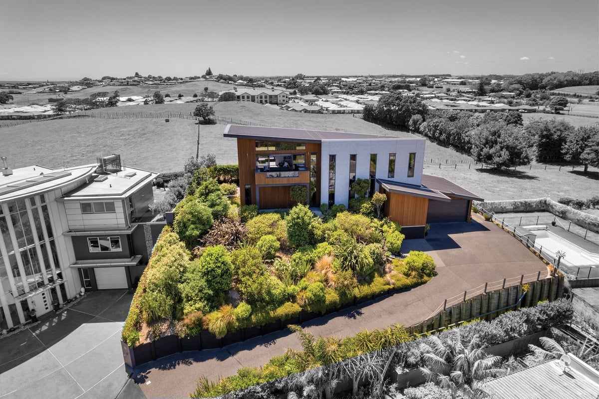 16A Links Drive, Waiwhakaiho, New Plymouth - Carousel 1