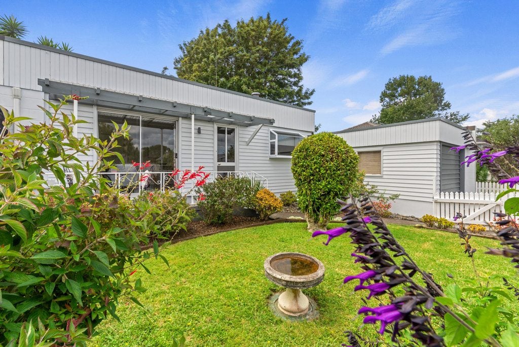 17 Newcastle Terrace, Mount Albert, Auckland - Carousel 2