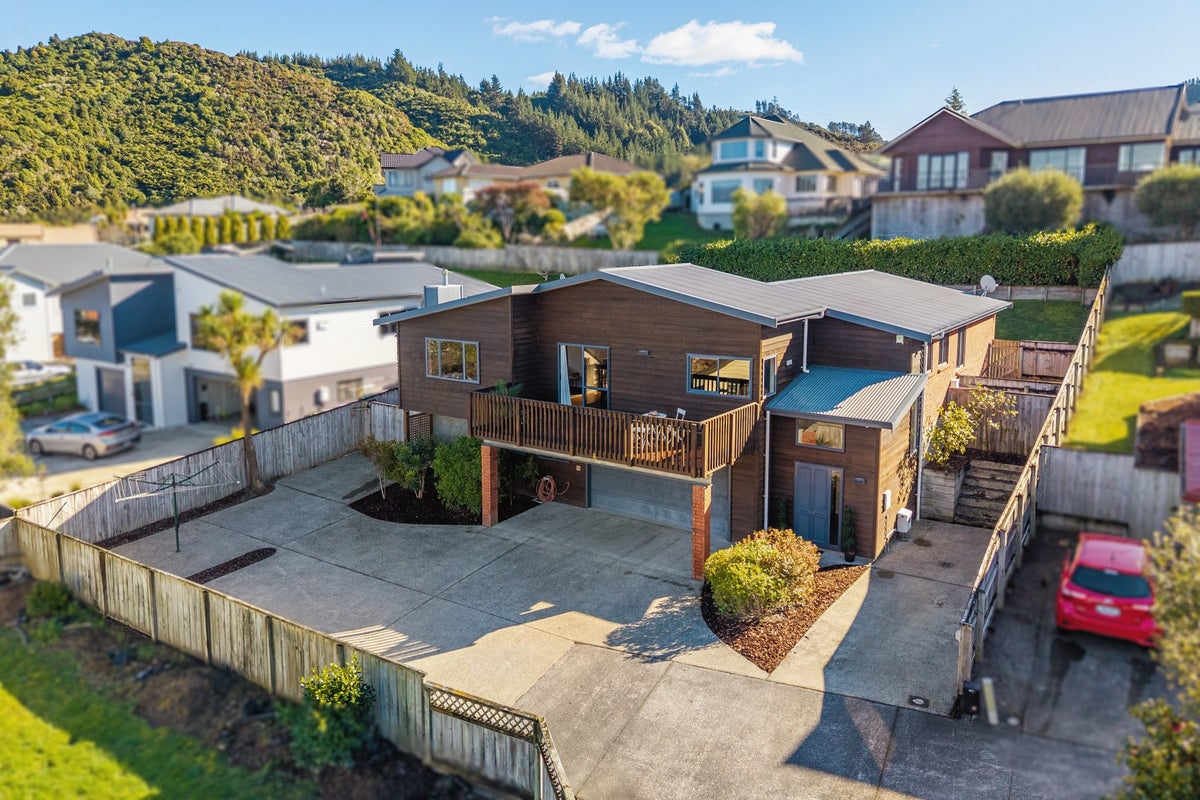 16 Birkinshaw Grove, Riverstone Terraces, Upper Hutt - Carousel 1