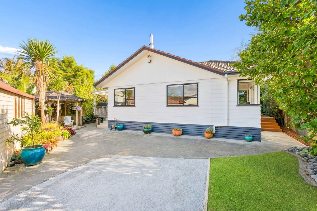 37 Redlands Grove, Swanson, Auckland - Carousel 1