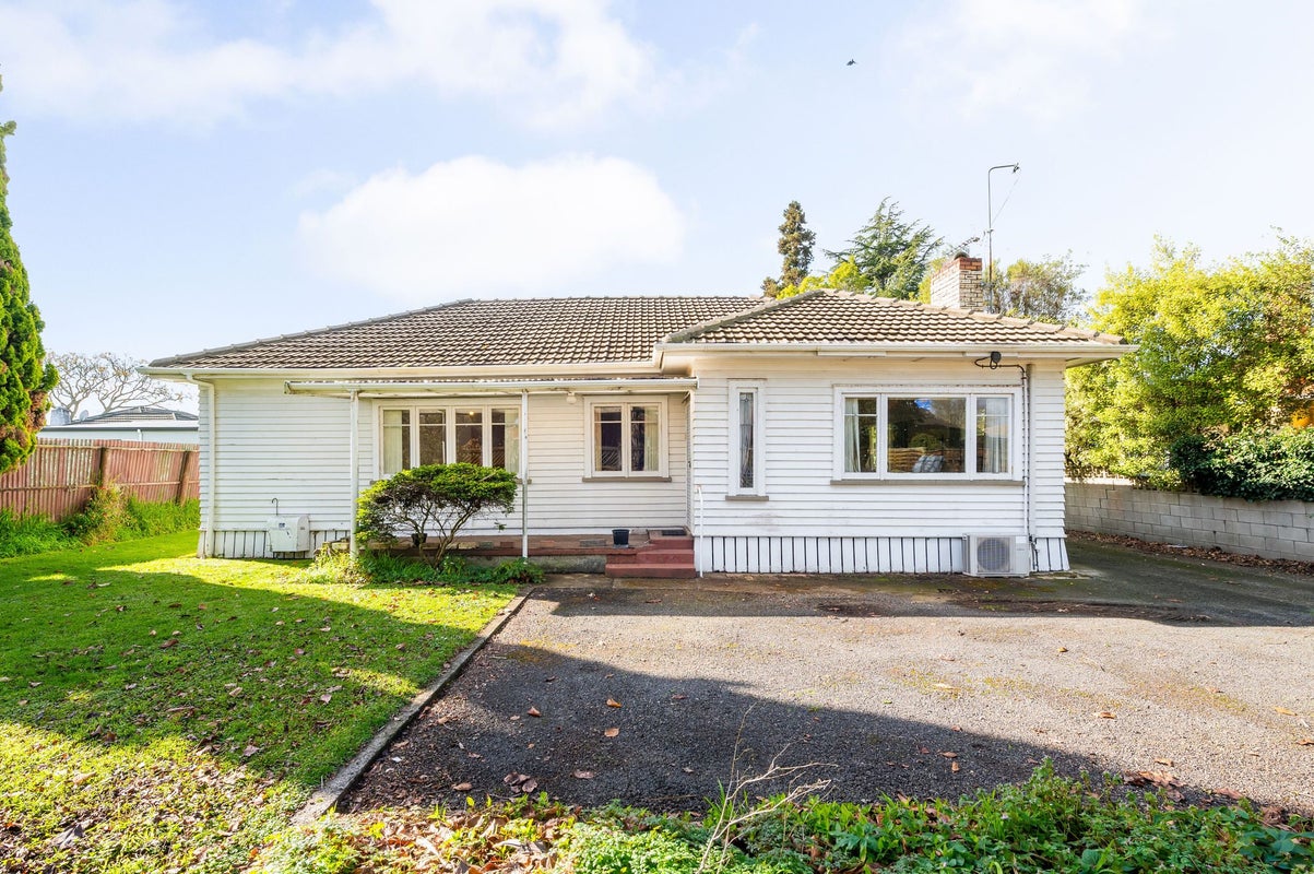 26 Galloway Street, Hamilton East, Hamilton - Carousel 1