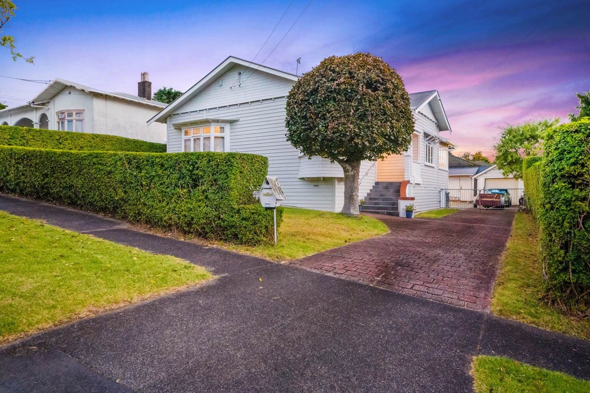49 Princes Avenue, Mount Roskill, Auckland - Carousel 1